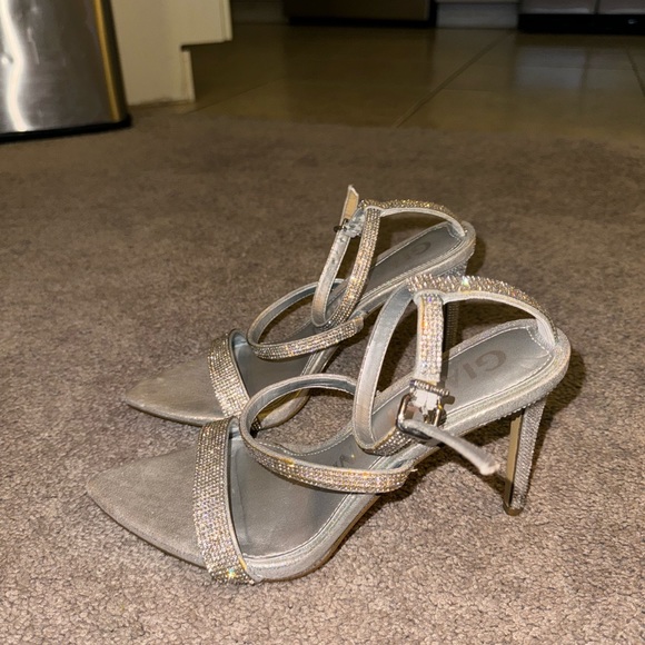 Glamorous sparkly Gianni Bini 3 inch high heels. - Picture 2 of 4